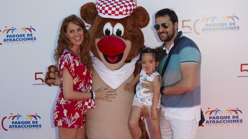 María Castro, su marido José Manuel y su hija Maya en el Parque de Atracciones de Madrid.