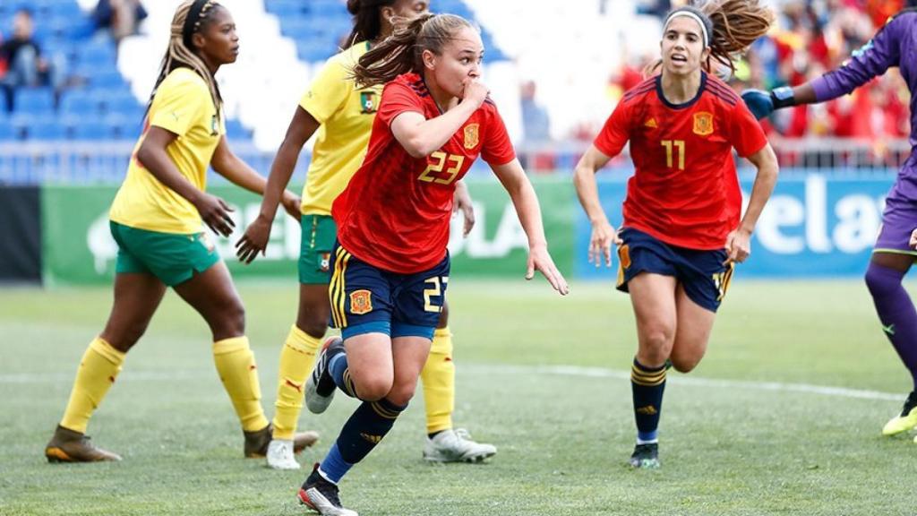 España celebra un gol a Camerún. Foto: Twitter (@SeFutbolFem)