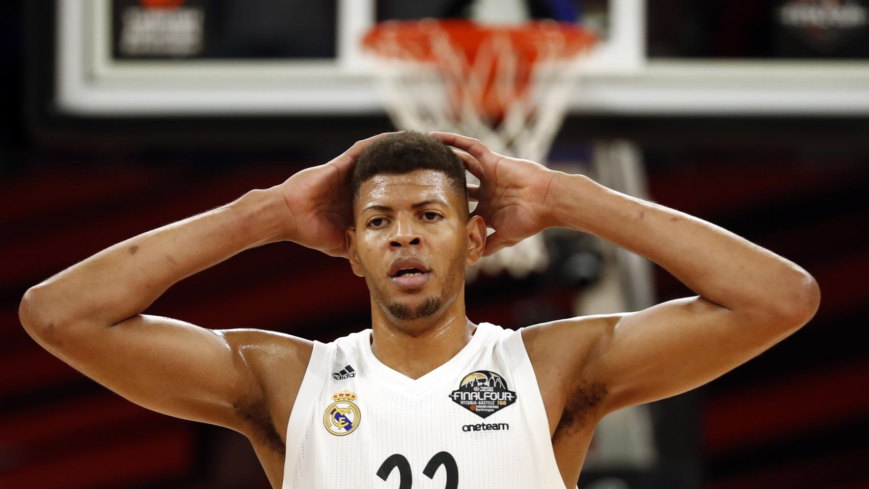 Tavares se lleva las manos a la cabeza