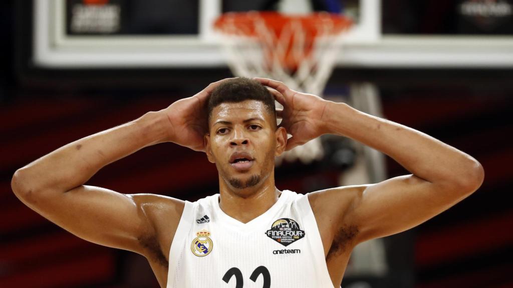 Tavares se lleva las manos a la cabeza