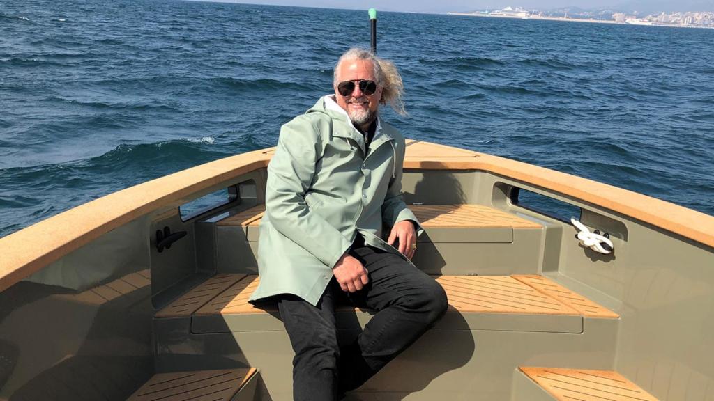 Konrad Bergström, CEO y fundador de X Shore, a bordo de su barco eléctrico.