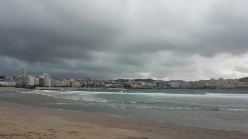 Rescatada una persona en la playa de Riazor