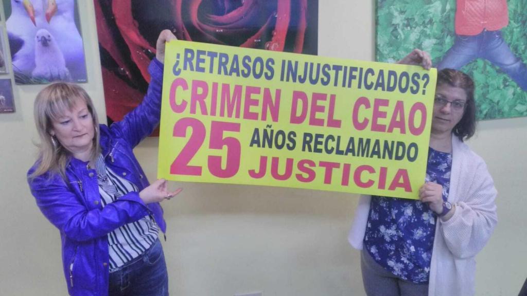 Representantes de las dos familias de los asesinados.