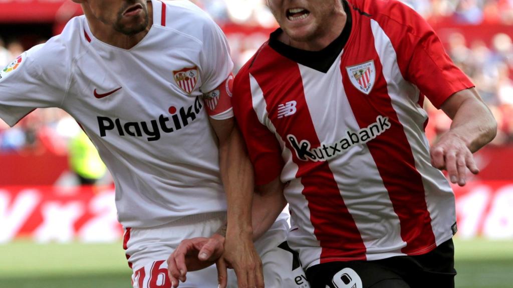 Ibai y Jesús Navas pelean un balón