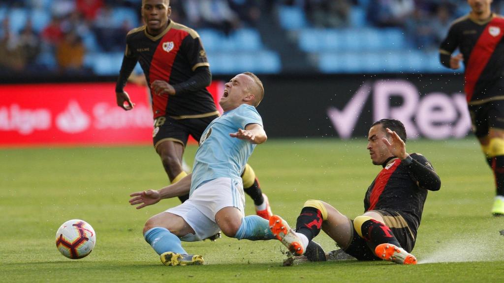 Lobotka y Raúl de Tomás, en un momento del partido