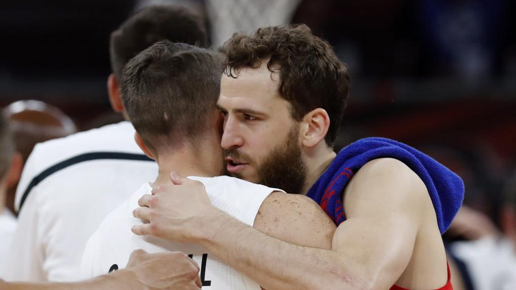 Sergio Rodríguez consuela a Jaycee Carroll tras el partido