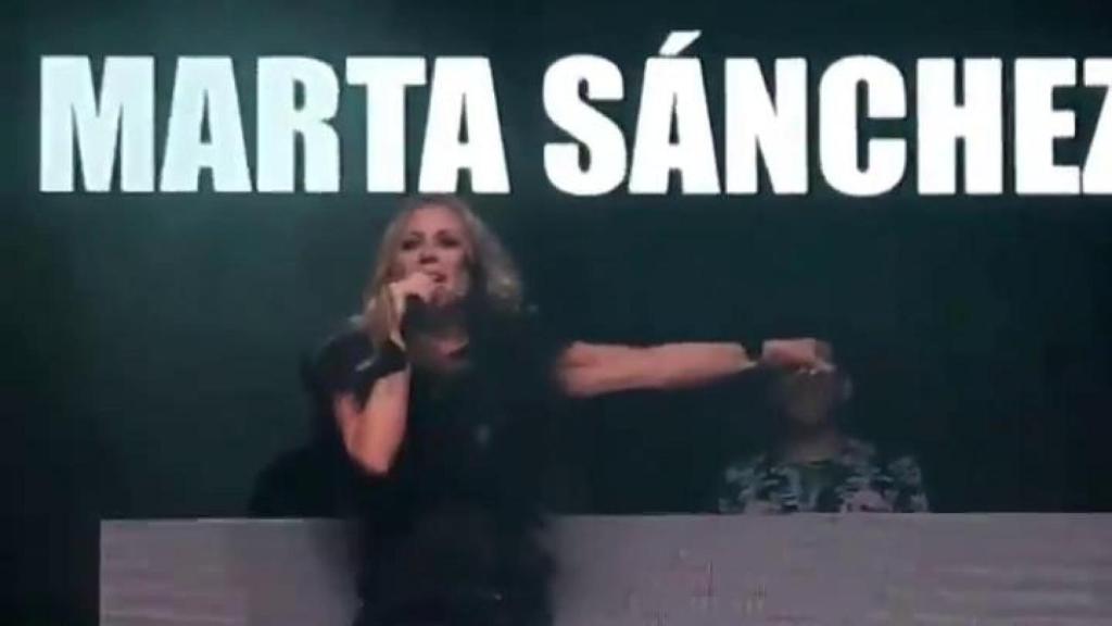 Lanzan huevos a Marta Sánchez en Badalona y abandona el escenario