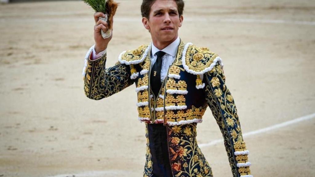 Ginés Marín pasea la oreja del primero