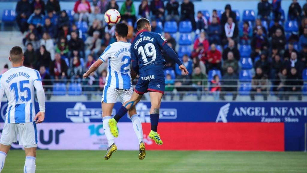 Disputa de un balón en el Huesca - Leganés. Foto: Twitter (@SDHuesca)