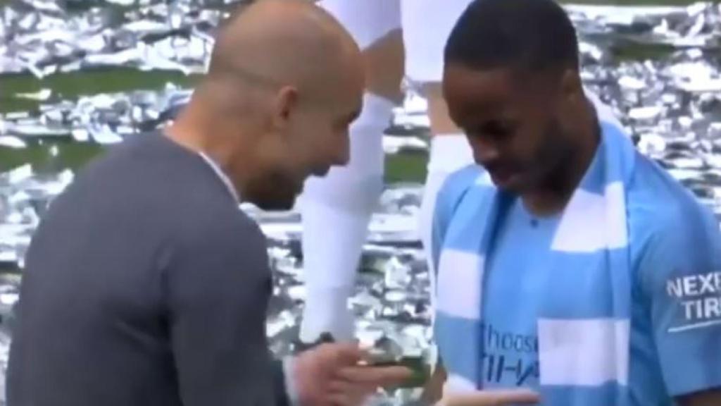 Pep Guardiola y Sterling durante la celebración de la FA Cup