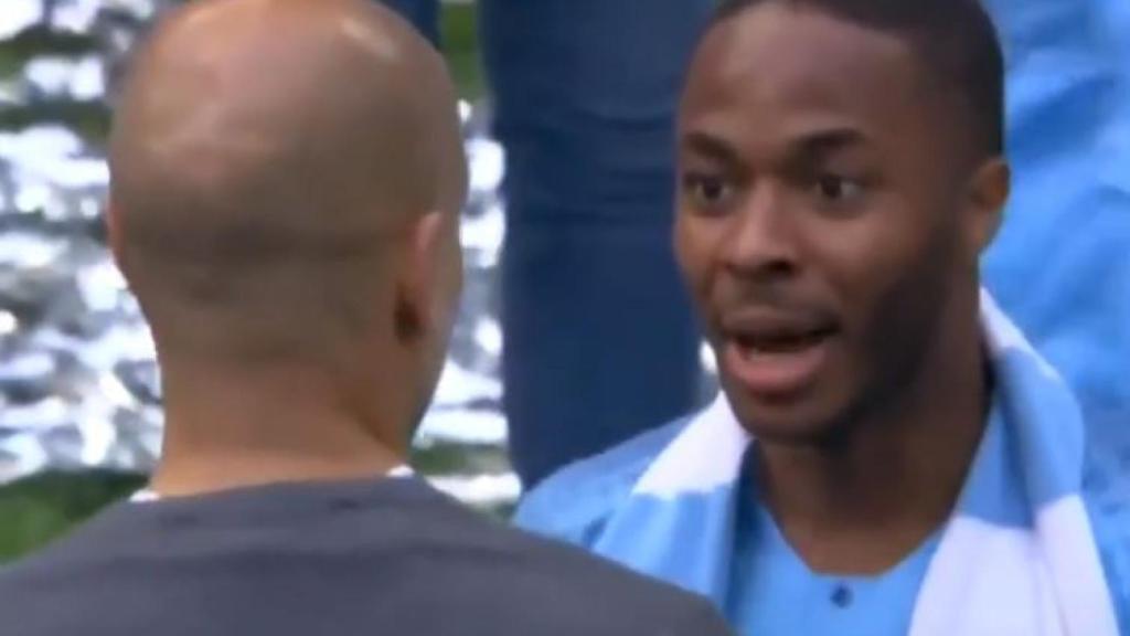 Pep Guardiola y Sterling durante la celebración de la FA Cup