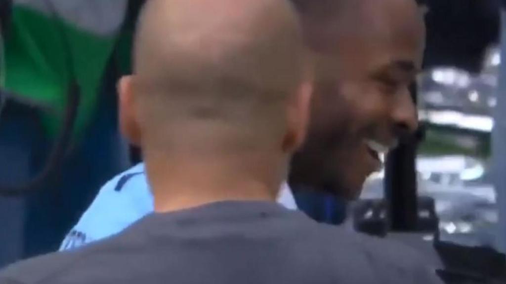 Pep Guardiola y Sterling durante la celebración de la FA Cup