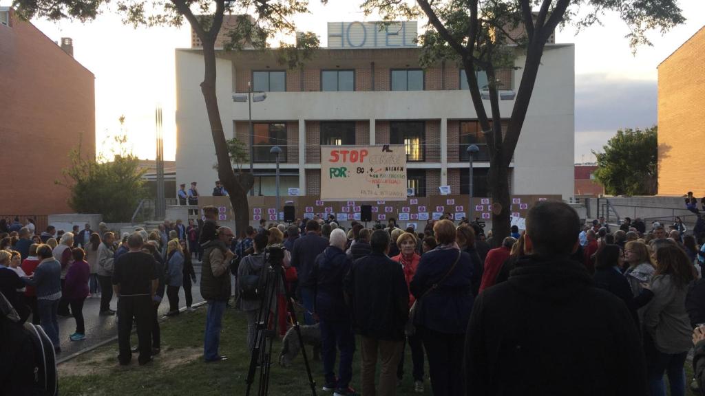 Los vecinos se concentran por las tardes para protestar, frente el Hotel Terranova