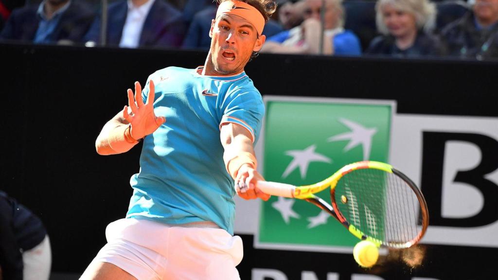 Nadal golpea la pelota en el partido contra Djokovic