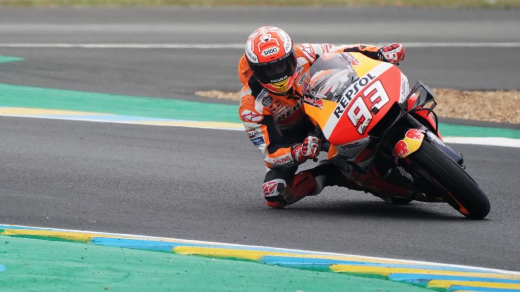 Marc Márquez traza un viraje, durante la carrera del Gran Premio de Francia en el circuito de Le Mans.