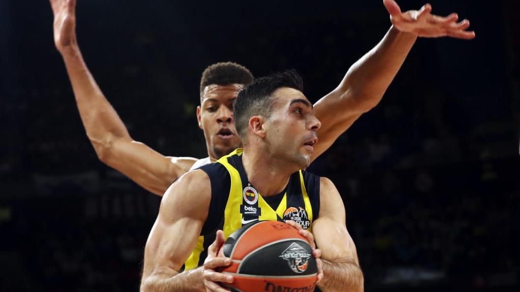 Sloukas trata de anotar ante Tavares