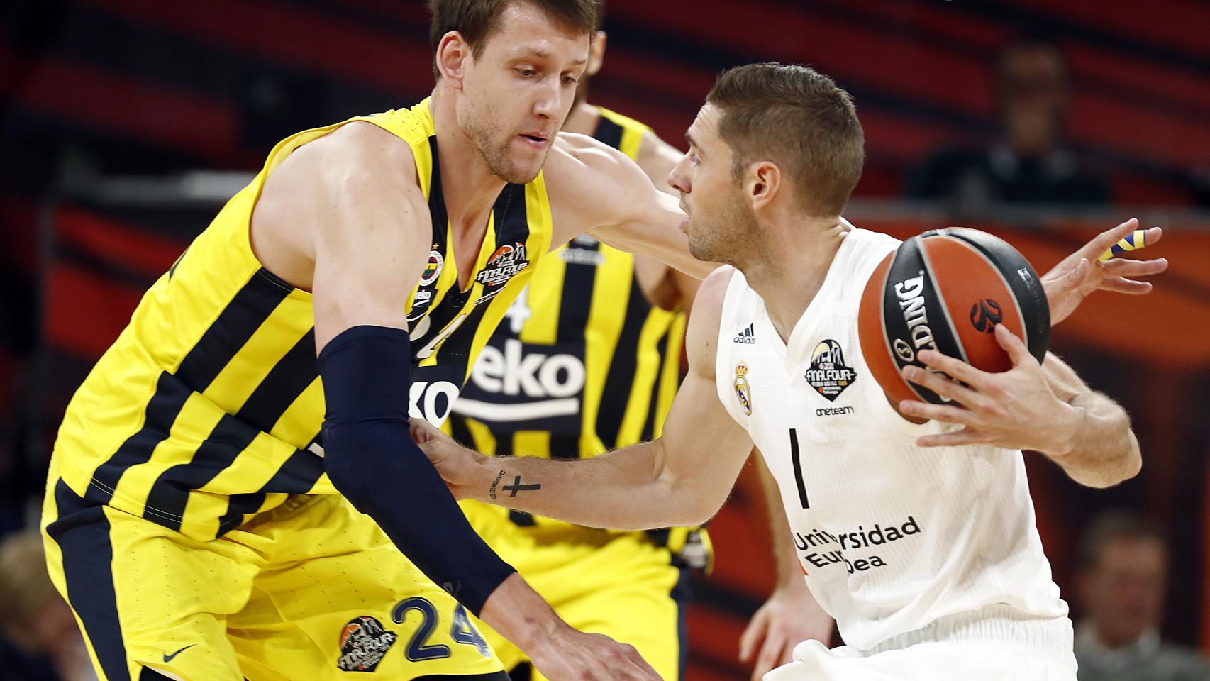 Causeur intenta asistir ante la defensa de Vesely