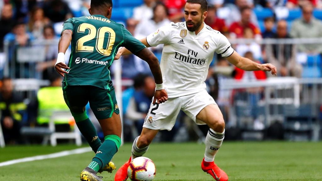 Dani Carvajal intenta robar el balón a Junior Firpo
