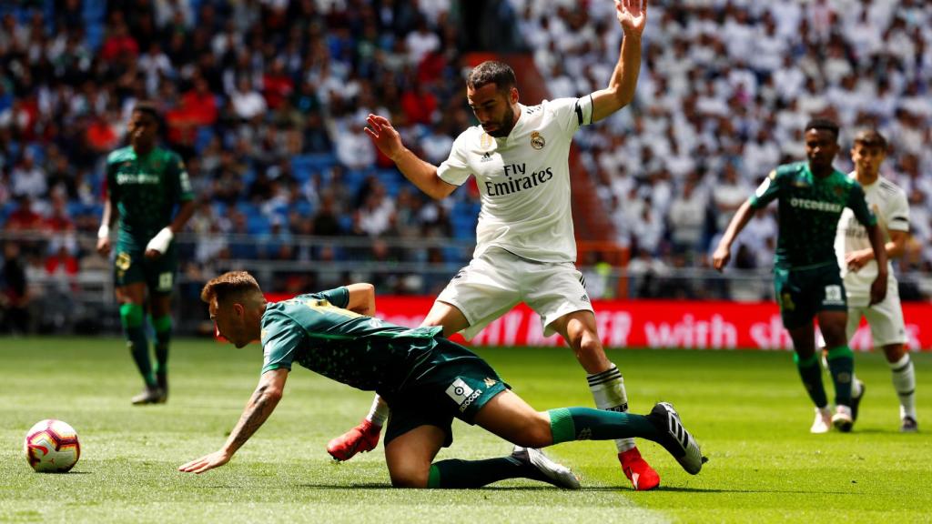 Dani Carvajal, defiende a Loren Moron