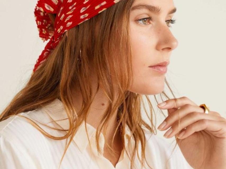 Pañuelo de Mango, valorado en 9,99 euros, que la modelo luce como un turbante.