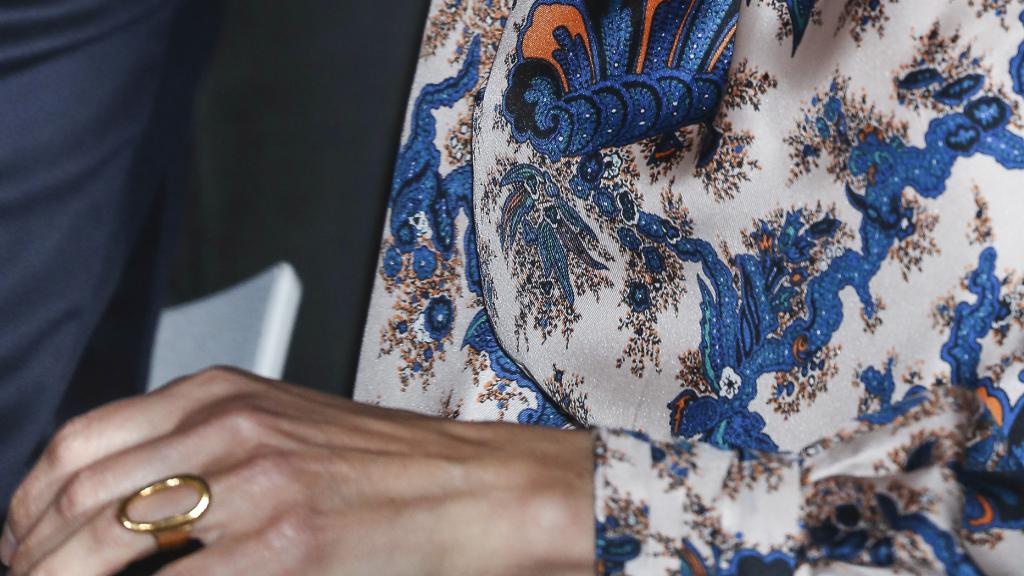 La reina ha vuelto a lucir el anillo de oro, de la firma Karen Hallam.