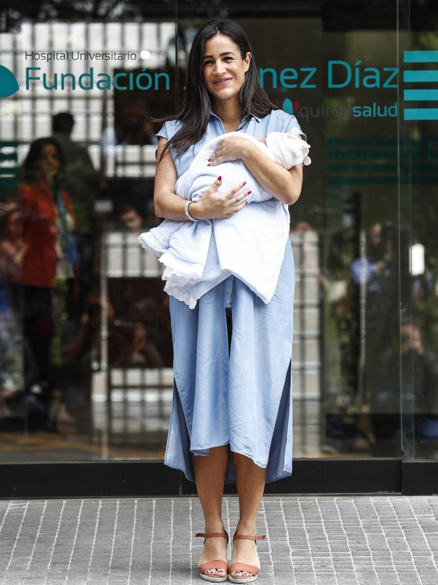 Begoña Villacís con vestido azul celeste y sandalias anudadas al tobillo.