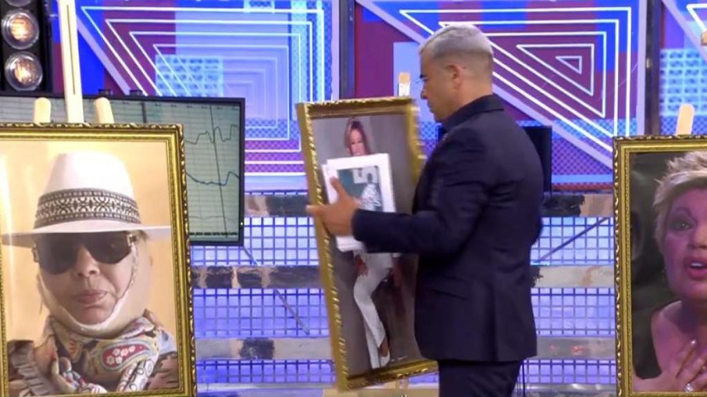 Jorge Javier retirando el cuadro de Teresa Campos del plató.