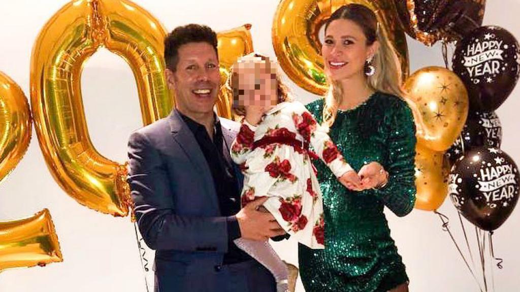 Diego Simeone, Carla Pereyra y su hija Francesca en una imagen de redes.