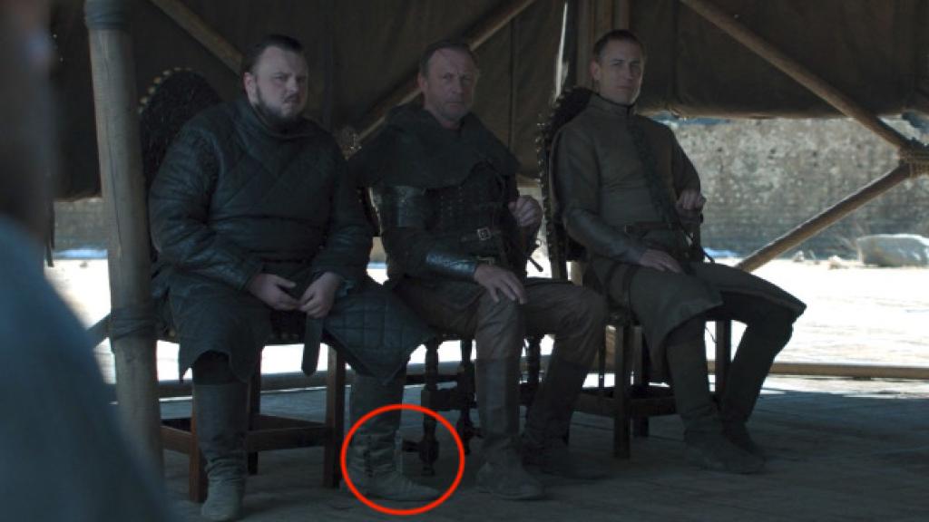 La botella de plástico que se coló en una escena del último capítulo.