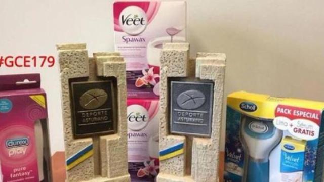 Los regalos que han recibido las ganadoras del Campeonato de Squash. Foto: Twitter (@Ganamosconellas)