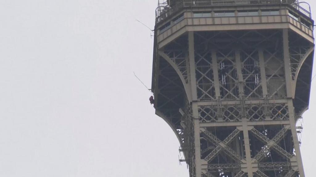 Imágenes del individuo tratando de escalar la estructura.