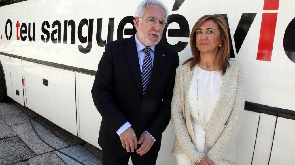 la directora de la Axencia de Doazón de Órganos e Sangue (ADOS), Marisa López, junto con el presidente del Parlamento