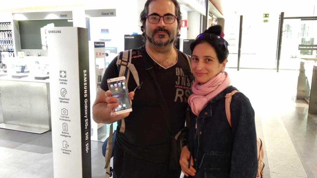 Antonio ha acudido junto a su mujer a comprar otro móvil.