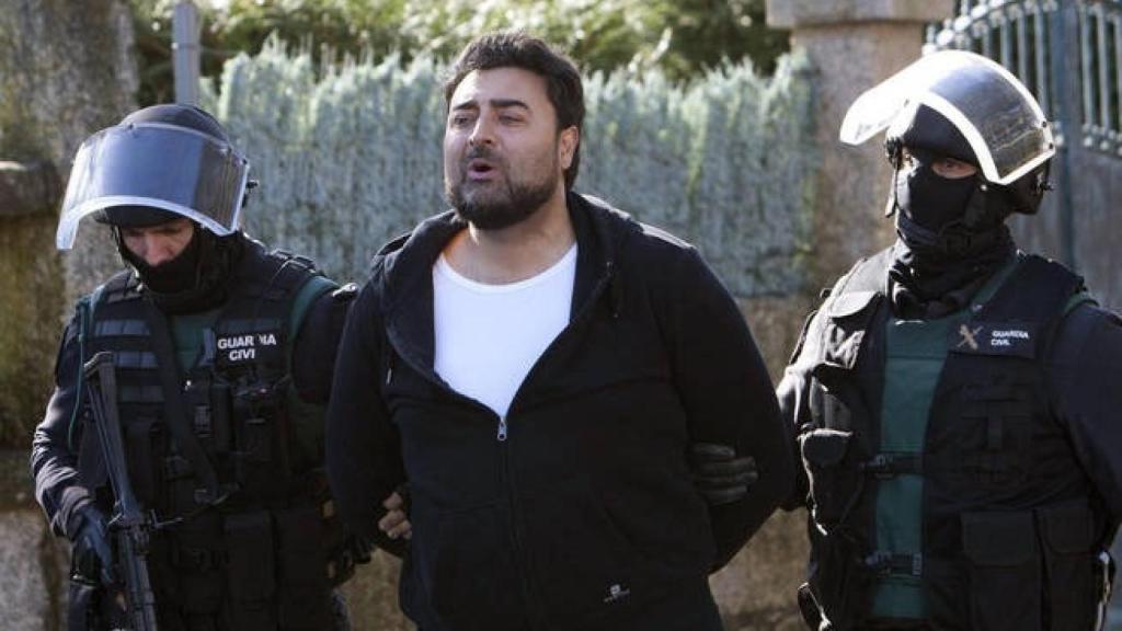Juan Paulo, junto a agentes de la Guardia Civil en un registro.