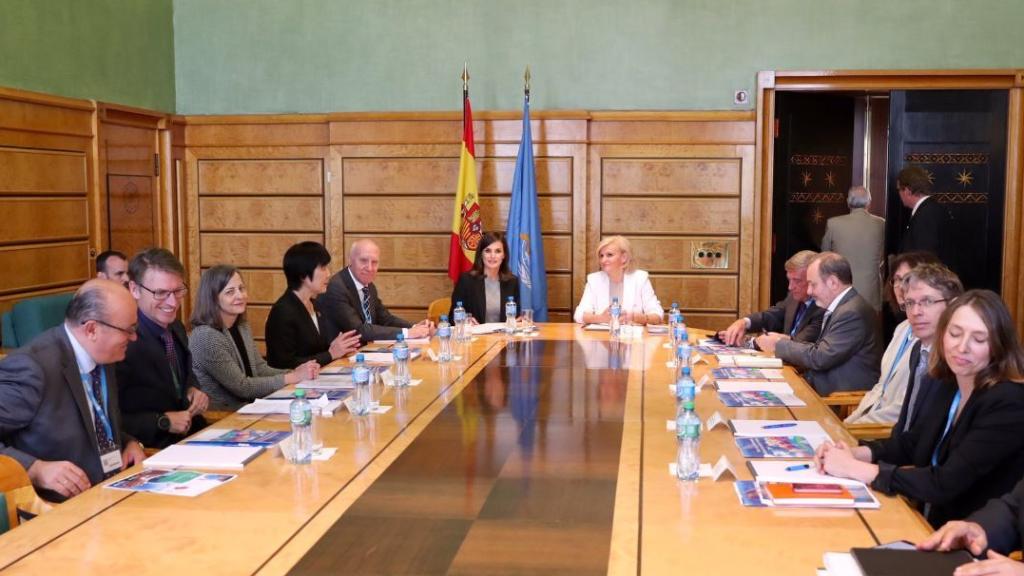 La reina Letizia reunida en el Palacio de las Naciones de Ginebra.