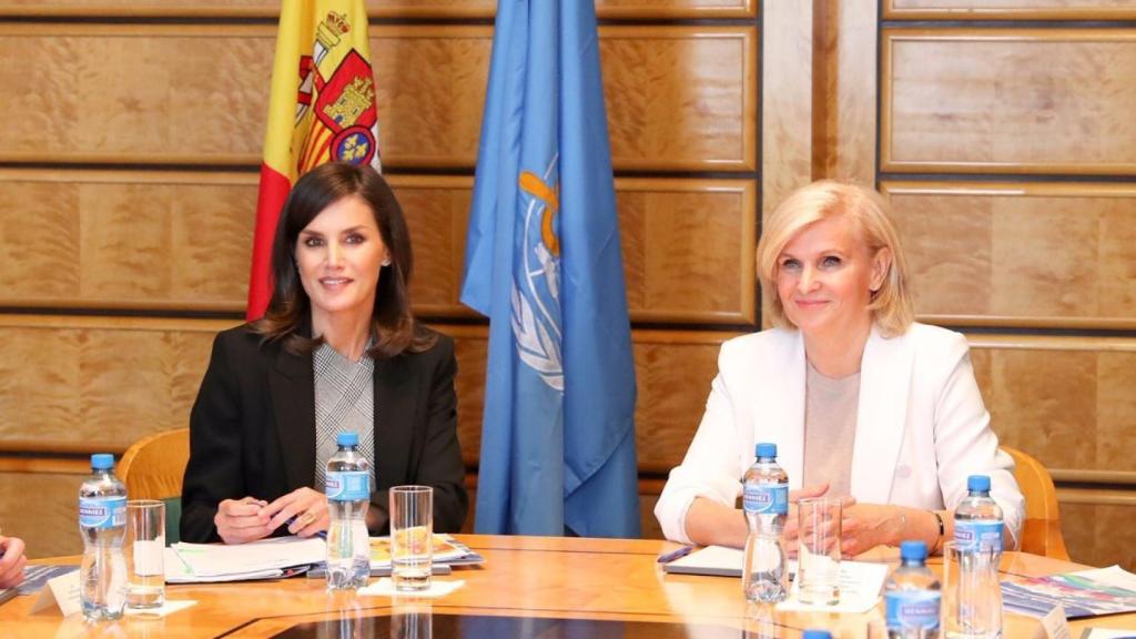 La reina Letizia y María Neira, directora del departamento de Salud Pública y Medio Ambiente de la OMS