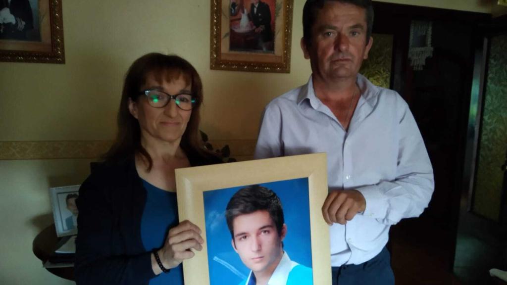 Milagros y Valentín posan con el retrato de su hijo Cristian.