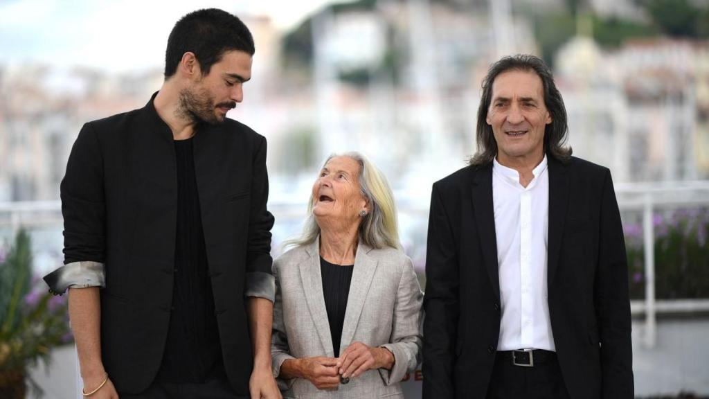Óliver Laxe, Benedicta Sánchez y Amador Arias en la alfombra roja del festival.