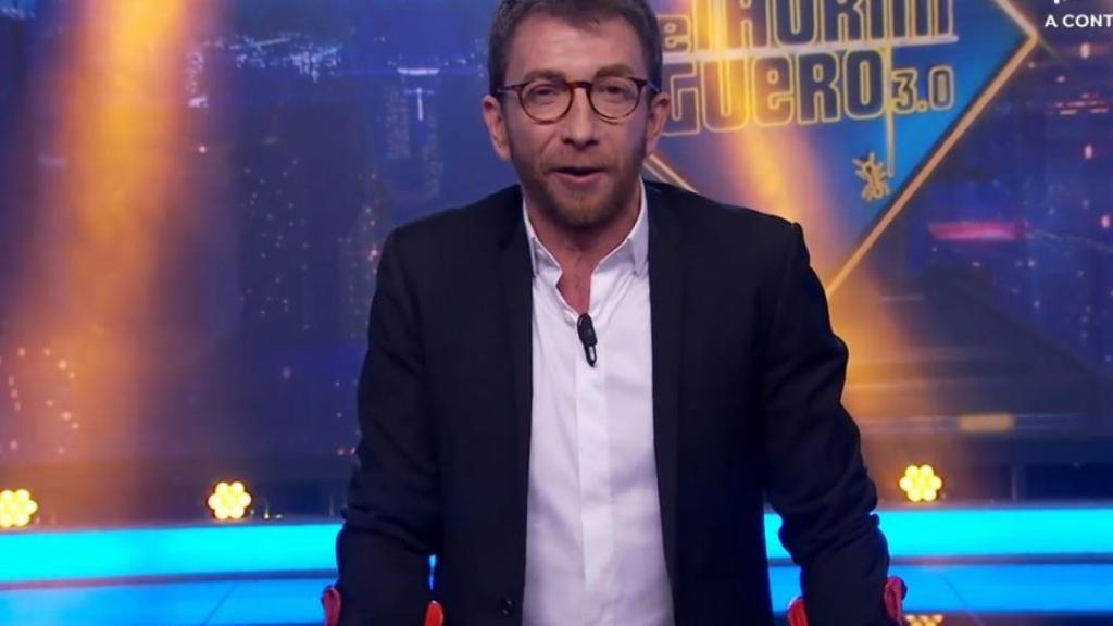 El presentador valenciano explicando por qué lleva las muletas.