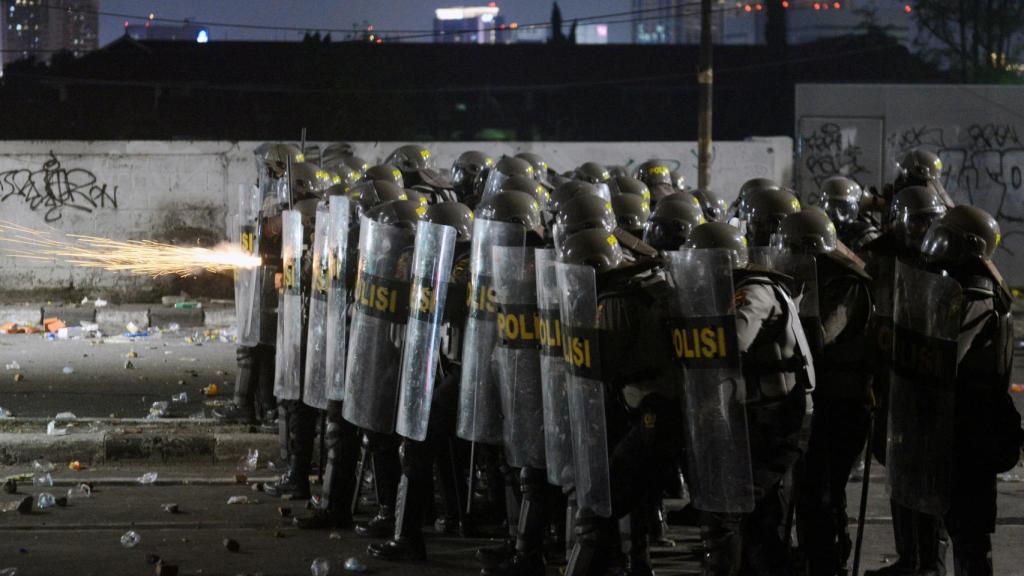 La Policía indonesia se enfrenta a los manifestantes en Yakarta y dicen no haber empleado munición real.