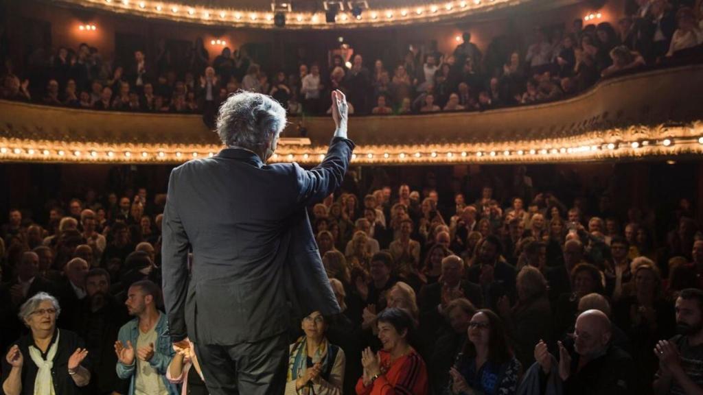 Lévy ante el público en pie del teatro Antoine de París