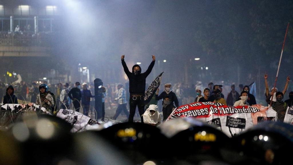 Manifestantes se enfrentan a la Policía durante las protestas por la reelección en Yakarta (Indonesia).