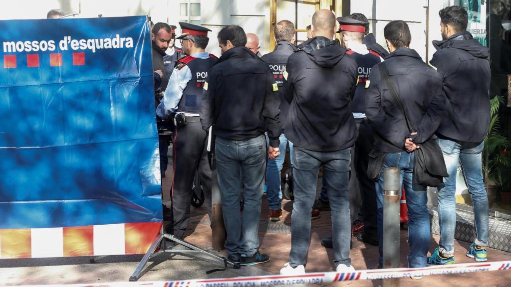 Los agentes de los Mossos se llevan el cuerpo de la joven asesinada.