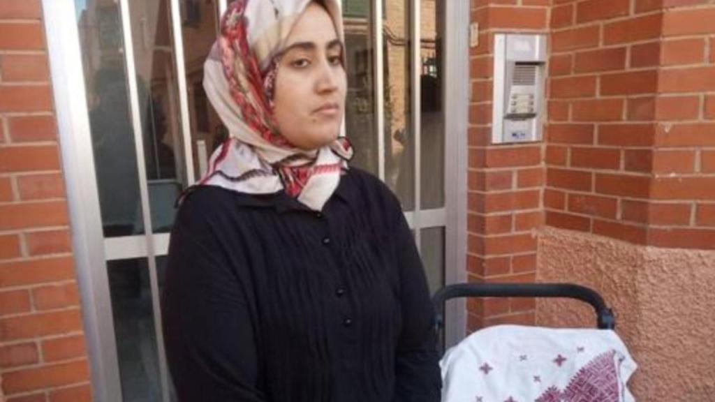 Sanae, la mujer marroquí de 32 años que encontró a la bebé en el portal.