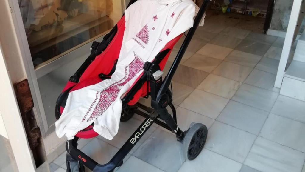 El carrito donde fue depositado la bebé recién nacida.