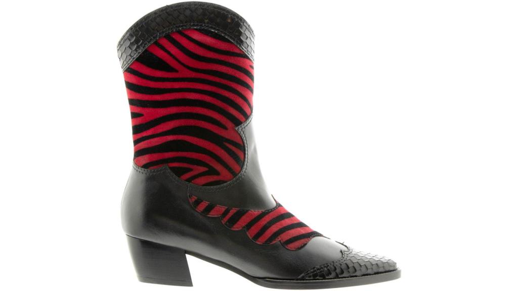 Botín de caña media con combinación de materiales: piel, pitón y ante.