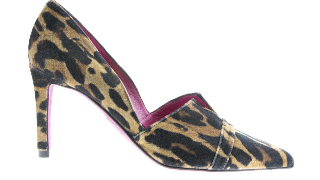 Zapato salón de tacón.