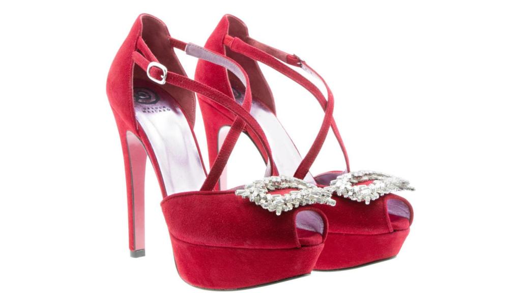 Sandalia de tacón XXL con broches cuadrados de cristales y  terciopelo.