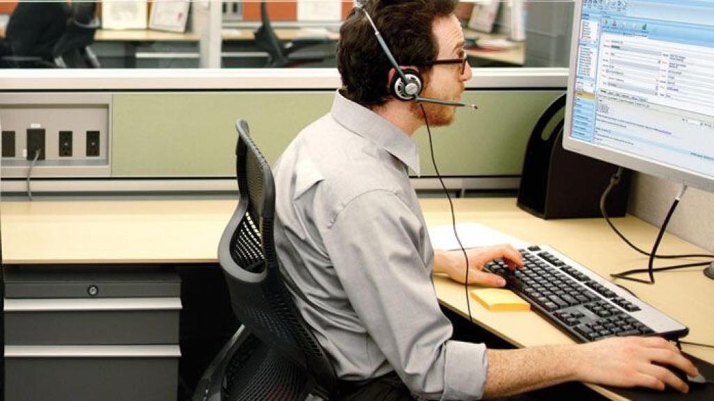 Un teleoperadora trabajando en un contact center.