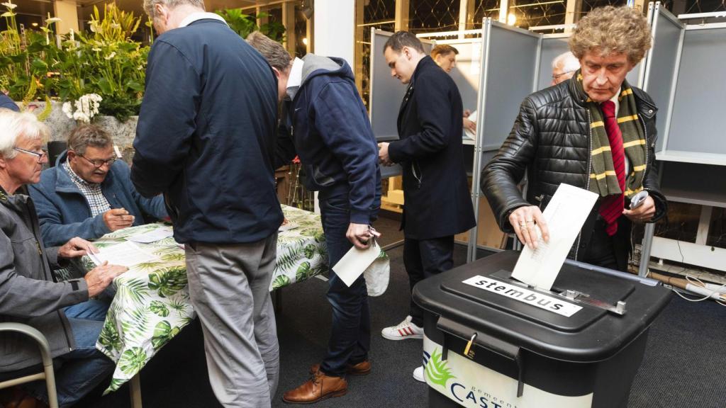 Varias personas votan en las elecciones europeas en Holanda.